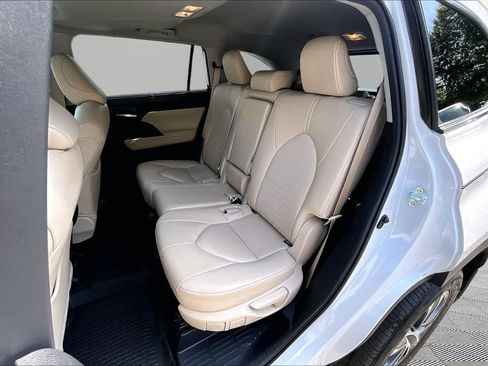 Used 2024 Toyota Highlander XLE AWD/4WD image 21