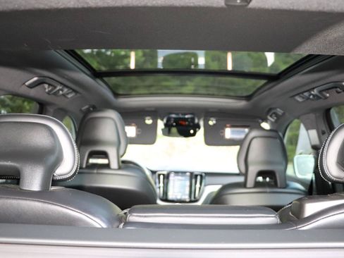Used 2018 Volvo XC60 T6 R-Design w/ Convenience Package AWD/4WD image 9