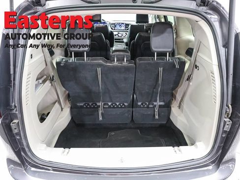 Used 2023 Chrysler Pacifica Touring-L FWD image 9