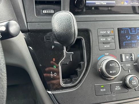 Used 2015 Toyota Sienna LE image 26