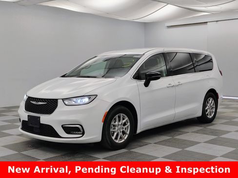 Used 2024 Chrysler Pacifica Touring-L FWD image 1