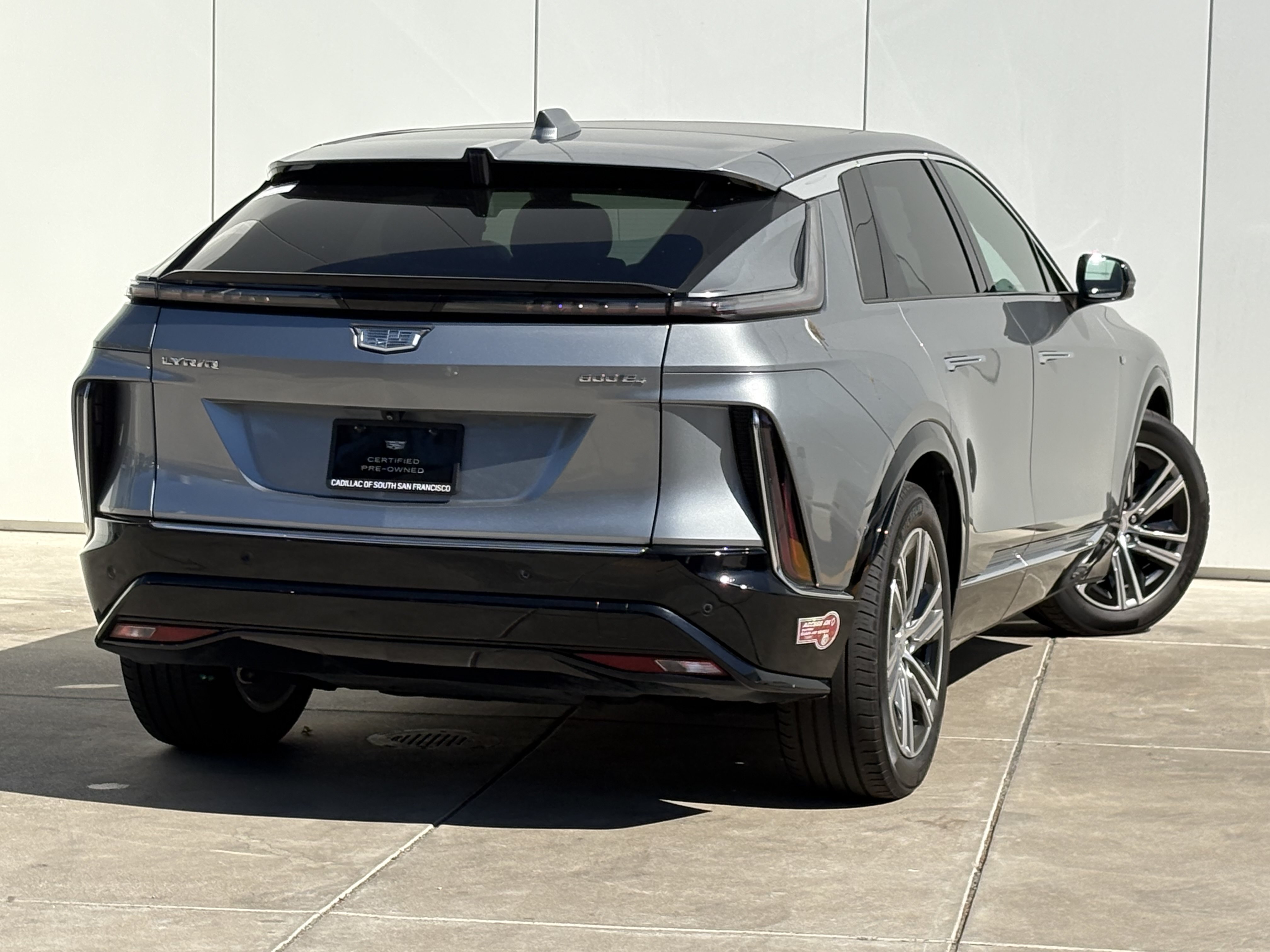Used 2024 Cadillac Lyriq Luxury AWD/4WD image 7