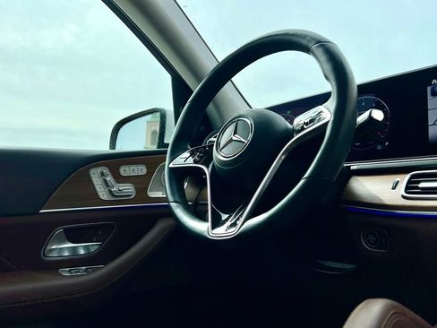 Used 2024 Mercedes-Benz GLS 450 4MATIC image 9