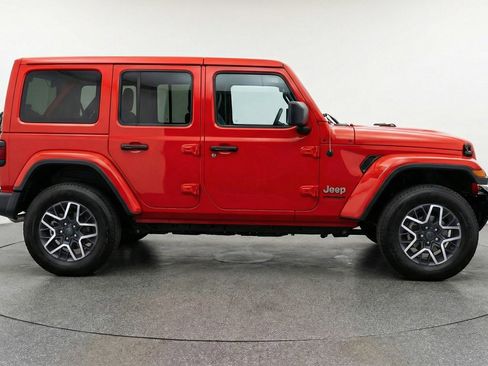 Used 2025 Jeep Wrangler Sahara image 9