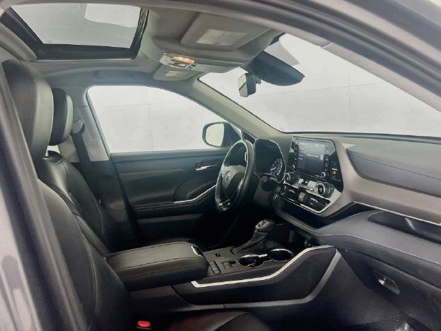 Used 2021 Toyota Highlander XLE FWD image 9