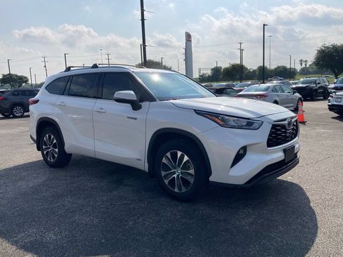 Used 2020 Toyota Highlander XLE AWD/4WD image 3