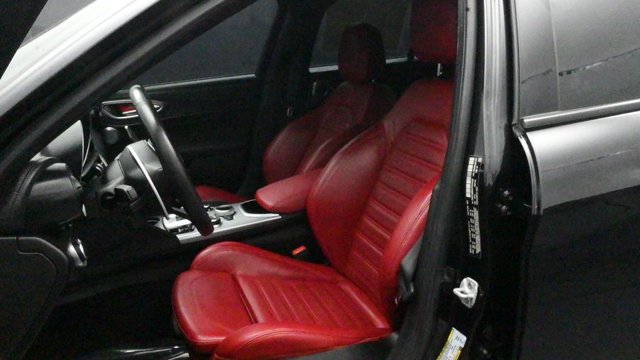 Used 2023 Alfa Romeo Giulia Veloce RWD image 5