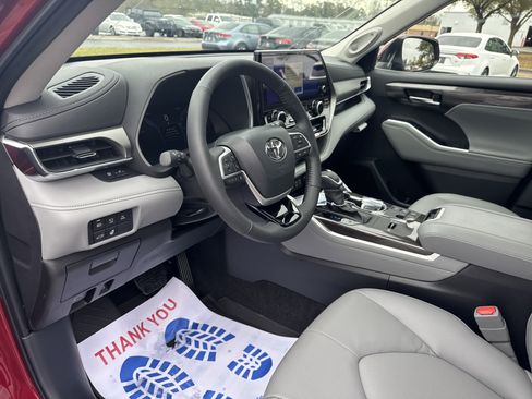 New 2026 Toyota Highlander Limited image 15