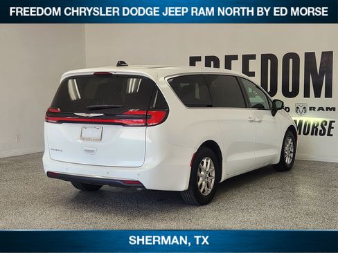 Used 2023 Chrysler Pacifica Touring-L FWD image 4