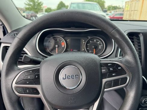 Used 2019 Jeep Cherokee Latitude w/ Popular Appearance Group AWD/4WD image 18