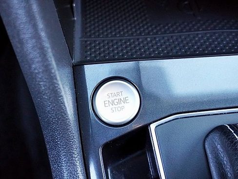 Used 2021 Volkswagen Tiguan SE image 29