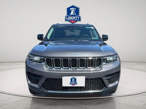 Used 2023 Jeep Grand Cherokee Laredo AWD/4WD image 1
