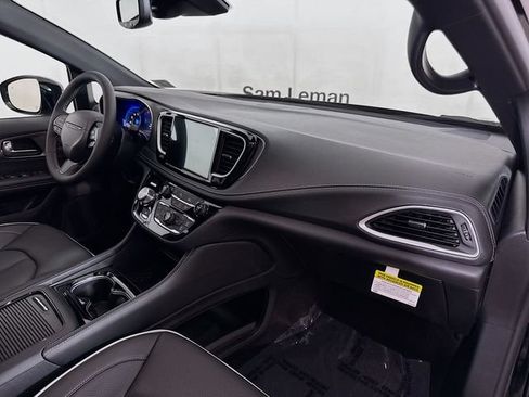 New 2027 Chrysler Pacifica Limited FWD image 32