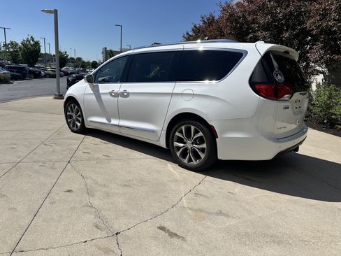 Used 2017 Chrysler Pacifica Limited FWD image 7