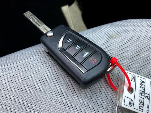 Used 2021 Toyota Corolla LE image 13