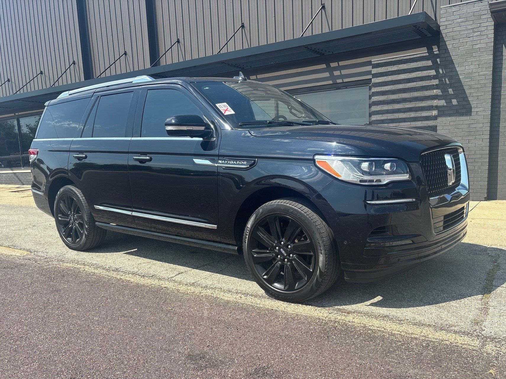 Used 2024 Lincoln Navigator Reserve AWD/4WD image 3