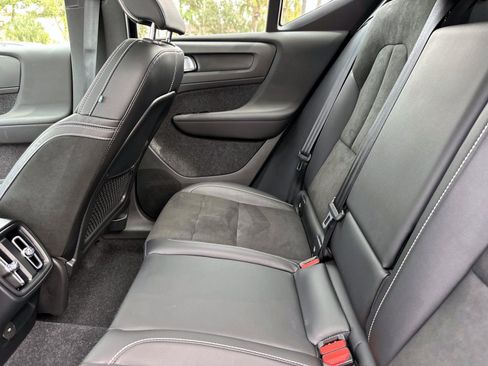 Used 2022 Volvo XC40 T5 R-Design image 15