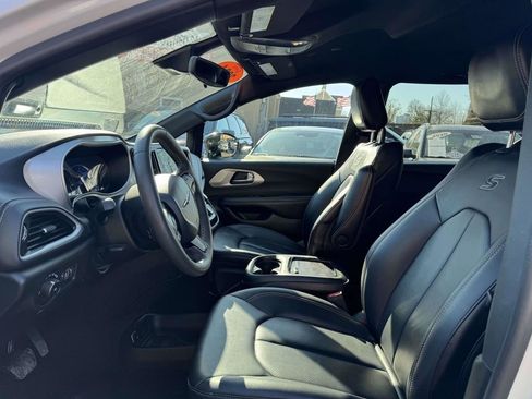 Used 2024 Chrysler Pacifica Select image 16