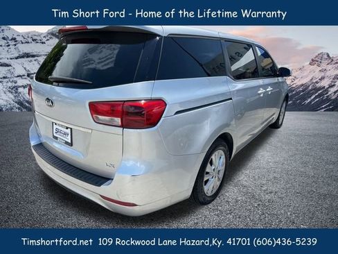 Used 2017 Kia Sedona LX image 4
