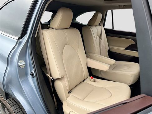 Used 2020 Toyota Highlander Platinum image 29