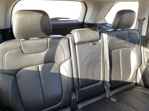 Certified 2023 Jeep Grand Cherokee Limited w/ Black Appearance Package image 16