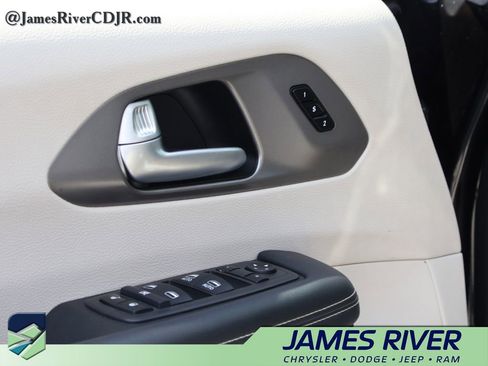 Used 2024 Chrysler Pacifica Touring-L FWD image 21