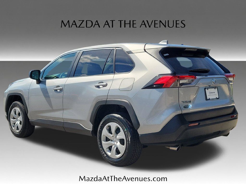 Used 2025 Toyota RAV4 LE AWD/4WD image 5