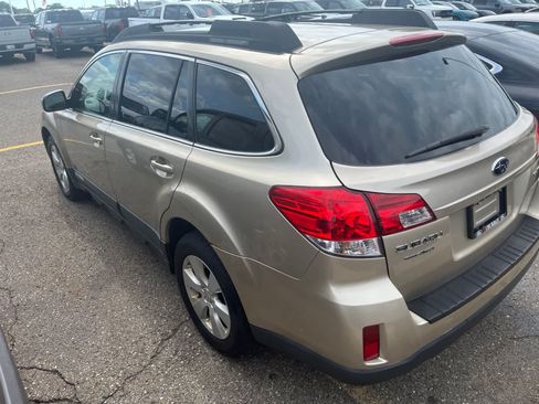 Used 2010 Subaru Outback 2.5i Limited AWD/4WD image 11