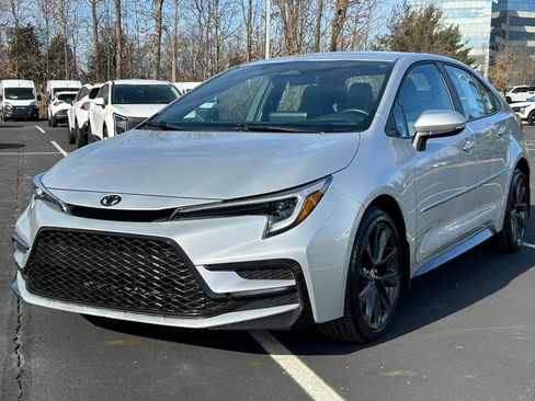 Used 2024 Toyota Corolla SE image 3
