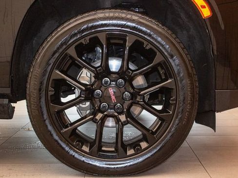 Used 2022 GMC Yukon XL Denali w/ Denali Premium Package AWD/4WD image 9
