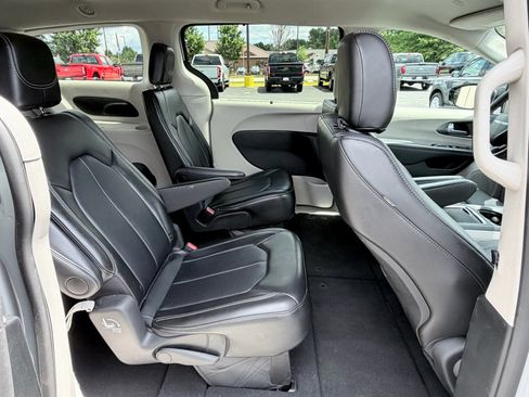 Used 2024 Chrysler Pacifica Touring-L FWD image 25