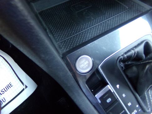 Used 2021 Volkswagen Tiguan SE image 56