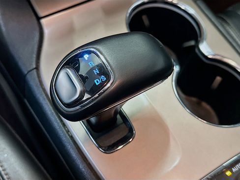 Used 2015 Jeep Grand Cherokee Limited w/ Luxury Group II image 25