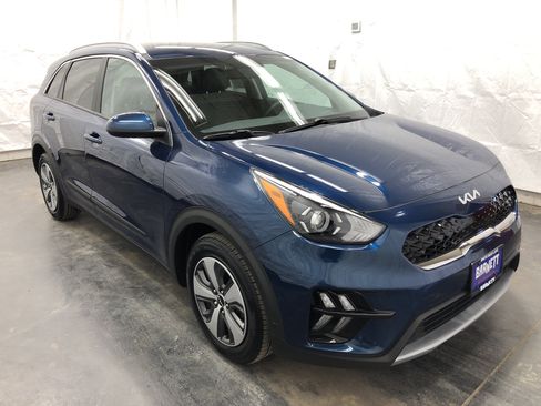 Certified 2022 Kia Niro LX image 2
