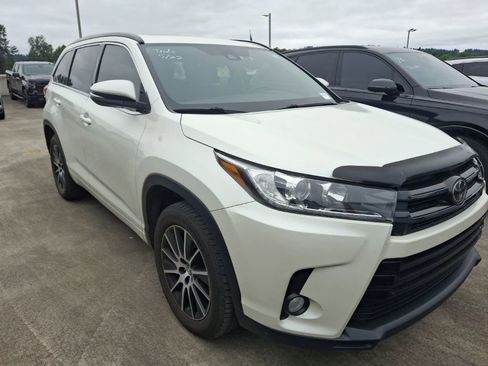 Used 2017 Toyota Highlander SE FWD image 2