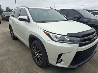 Used 2017 Toyota Highlander SE FWD video 2