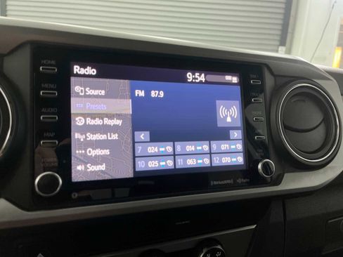 Used 2020 Toyota Tacoma SR5 AWD/4WD image 18