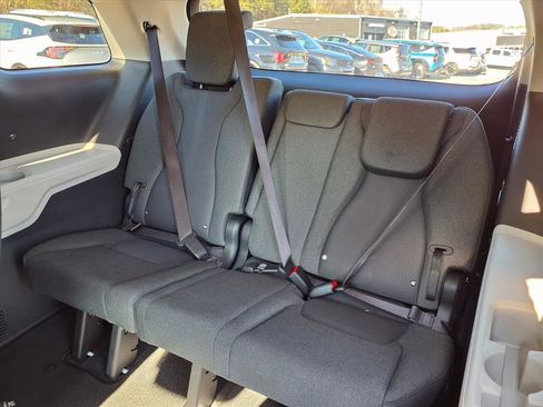 Used 2024 Kia Carnival LX image 10