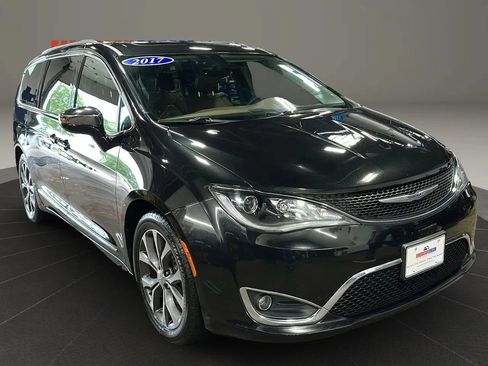 Used 2017 Chrysler Pacifica Limited w/ Tire & Wheel Group FWD image 6