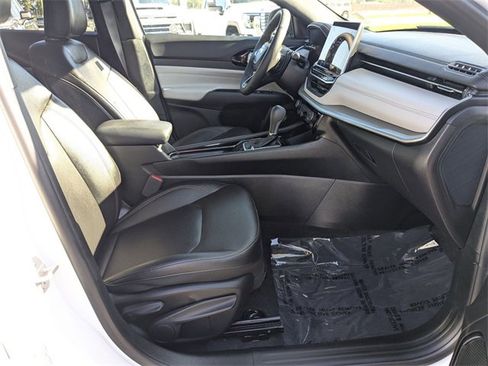 Used 2024 Jeep Compass Limited image 36