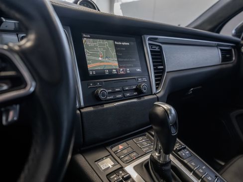 Used 2018 Porsche Macan Turbo w/ Premium Package Plus image 28