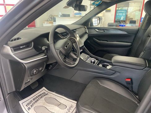 New 2025 Jeep Grand Cherokee Altitude image 7