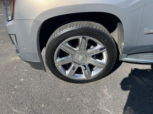 Used 2018 Cadillac Escalade Luxury image 8