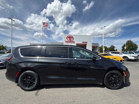 Used 2023 Chrysler Pacifica Touring-L FWD image 3