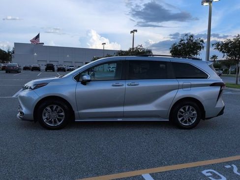 Used 2025 Toyota Sienna XLE FWD image 7