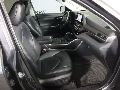 Used 2023 Toyota Highlander XLE image 31