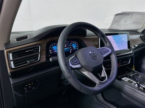 Used 2025 Volkswagen Atlas SE image 10