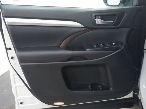 Used 2019 Toyota Highlander XLE image 23