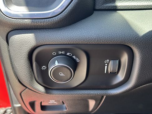 Used 2024 RAM 1500 Laramie AWD/4WD image 34