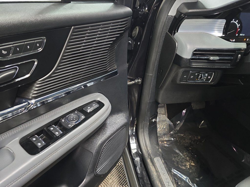 Used 2021 Lincoln Corsair AWD w/ Premium Package image 28